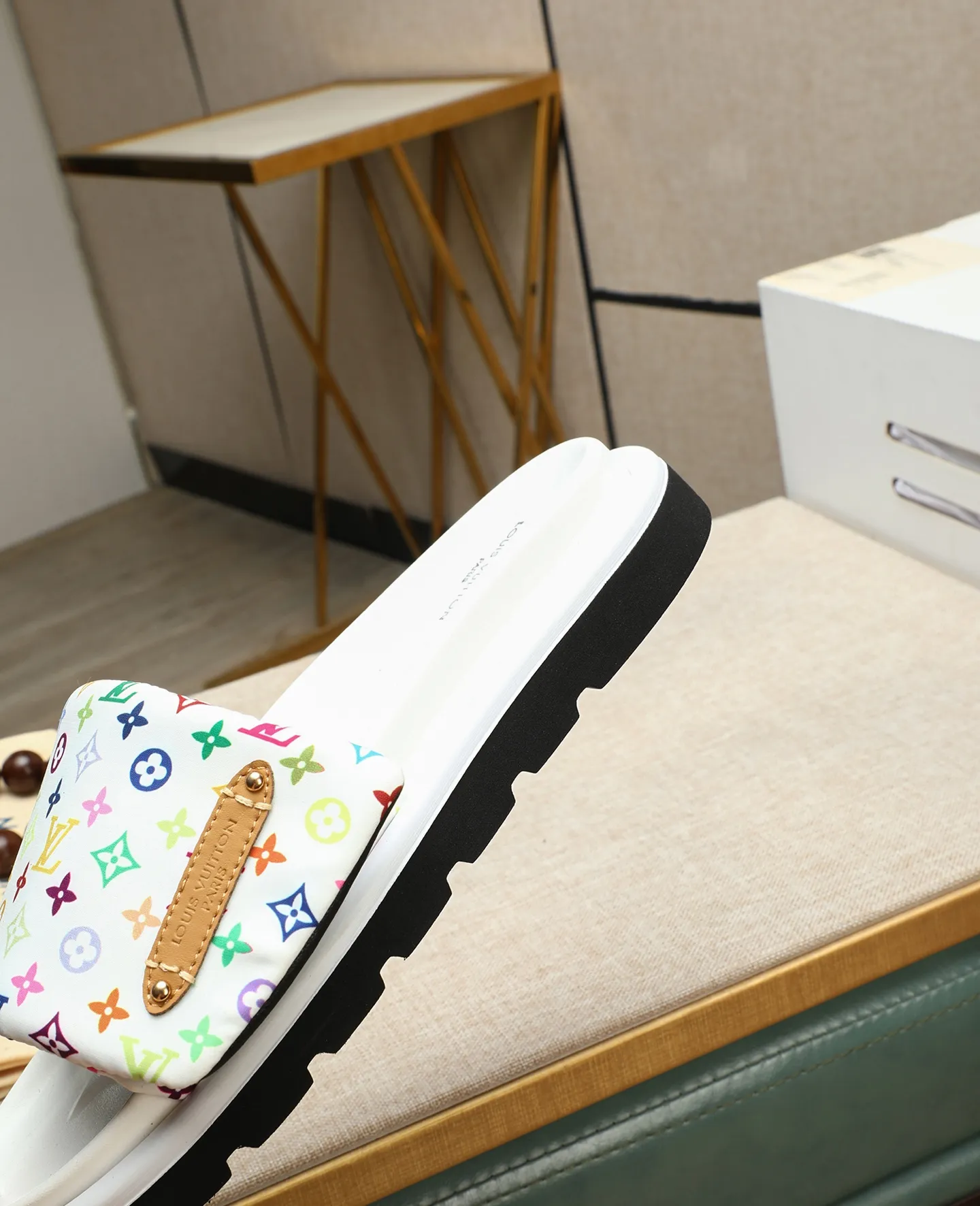 Factory price 360 ​​🐢🐢Men's shoes for couples, with drawer box [LOUIS VUITTON] Louis Vuitton, the latest LV official website printed wallet and men's and women's slippers 🔥🔥🔥 are now on the market. The drawer box is packaged with cloth bags and cards. The upper pattern looks very soft and waxy, and is a super versatile leg slimming tool. Fabric: Imported denim/down silk cotton embossed, LV hardware LOGO, official website pattern printing, lining: water-dyed sheepskin down filling, comfortable to wear, feet: high-elastic PU water platform. Sole: foam sole, heel height: about 5cm. Code number 36-44, (35 45 customized)